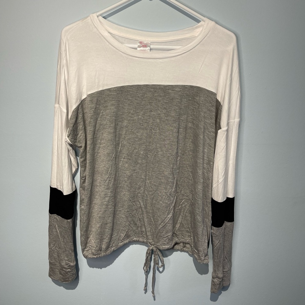 No Boundaries Long Sleeve T-Shirt. Grey white black. Size 15-17 juniors …